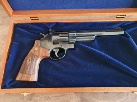 Smith & Wesson 44 Rmag. 6,5 "

Performance Center en su caja de madera. Casi a estrenar...

Dificil 01