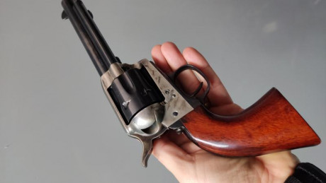 Vendo Revólver Aldo Uberti calibre 357 magnun para guiar con licencia tipo A, B o F. Precio 300€ más portes 02