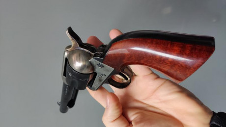 Vendo Revólver Aldo Uberti calibre 357 magnun para guiar con licencia tipo A, B o F. Precio 300€ más portes 00