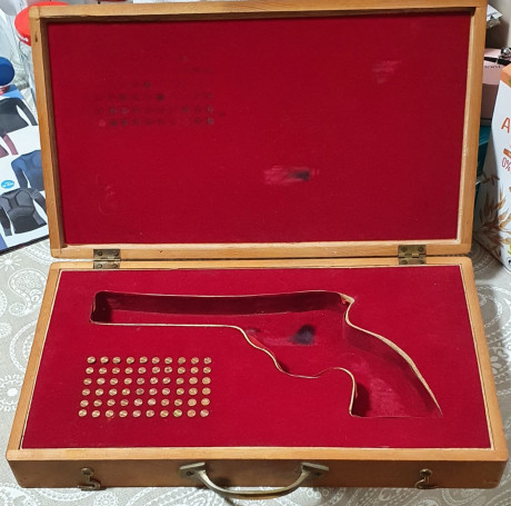 A la venta este revólver de colección con su caja original

- precio   800€   02