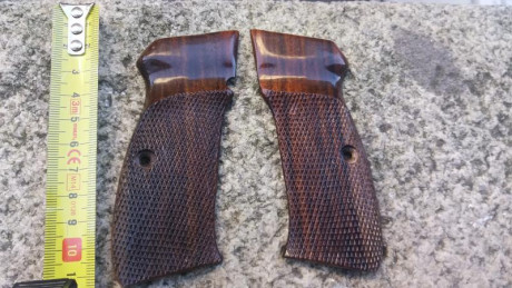 Hola compis, ofrezco unas cachas en madera tropical para la CZ 75, con el moleteado en perfecto estado, 02