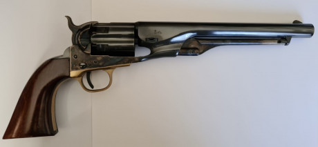 Marca Uberti. Colt Army Negro Model 1860. 

Se entrega con todo tipo de extras: Frasco de pólvora negra, 02