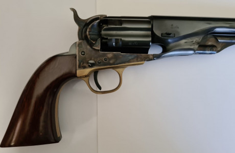 Marca Uberti. Colt Army Negro Model 1860. 

Se entrega con todo tipo de extras: Frasco de pólvora negra, 01