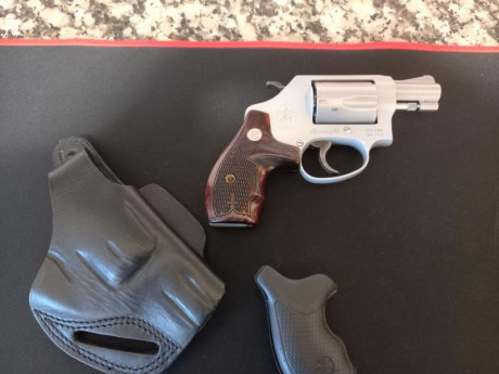 Vendo Revolver Smith-Wesson de dos pulgadas calibre 38, muy ligero pesa tan solo 400 gramos ideal para 01