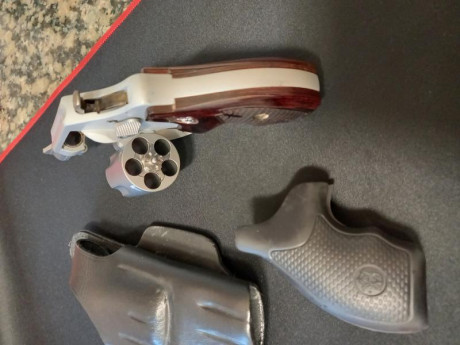 Vendo Revolver Smith-Wesson de dos pulgadas calibre 38, muy ligero pesa tan solo 400 gramos ideal para 00