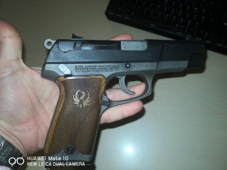 Vendo ruger  9 mm . Guiada en f. Un arma tremendamente robusta.
Dos cargadores , caja original y dos juegos 00