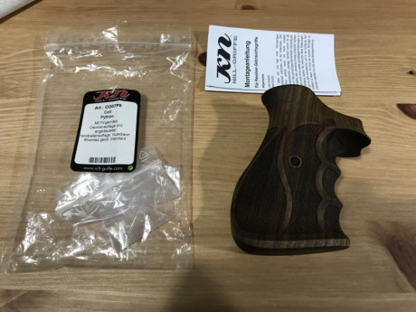 Hola, 

Pongo a la venta estas cachas semianatómicas con apoyo de pulgar para Colt Phyton, marca Nill, 01
