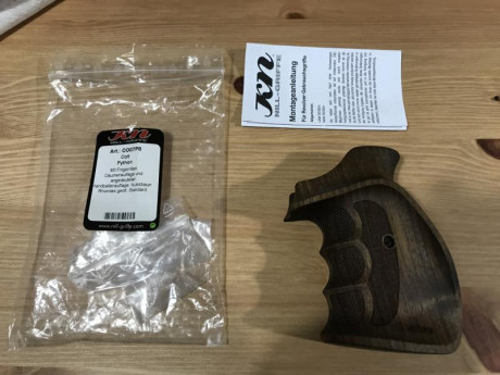 Hola, 

Pongo a la venta estas cachas semianatómicas con apoyo de pulgar para Colt Phyton, marca Nill, 00