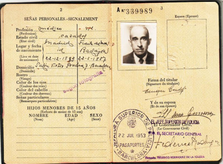  EN RECUERDO Y HOMENAJE A LOS QUE YA NO ESTÁN. 

Si pones en  GOOGLE    PASAPORTES EN LA MEMORIA   da 172