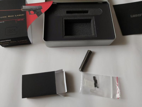 Vendo puntero láser para Glock (modelos 43, 43X o 48). 

Puntero integrado en la guia del muelle recuperador. 00