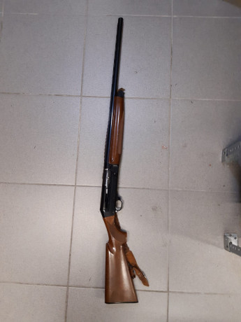 La marca es Benelli, modelo S 121, 3 estrellas bien cuidada un solo dueño esta en madrid si hubiera que 02