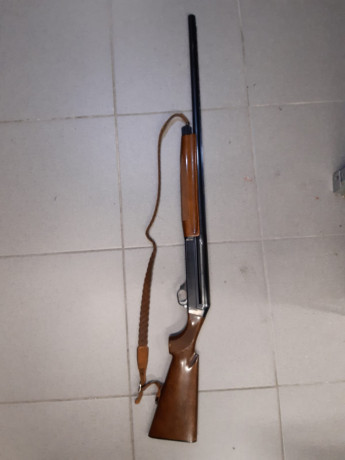 La marca es Benelli, modelo S 121, 3 estrellas bien cuidada un solo dueño esta en madrid si hubiera que 00