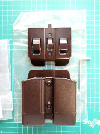 Porta cargador 8DMH03 de Vega Holster.
válido para cargadores de doble hilera (probados USP Compact, P30/VP9 00