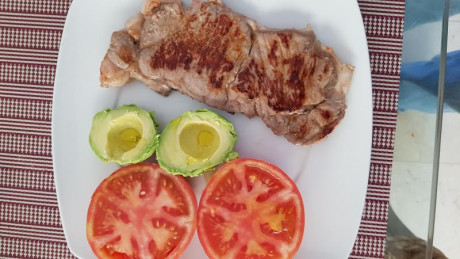 Hoy para comer acelgas hervidas y chuletón de vaca gallega vieja con seis semanas de maduración en cámara 41