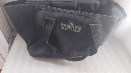 Buenas:
Después de mucho tiempo conmigo, pongo a la venta mi Crosman 2240. Aunque poco queda de la original, 10