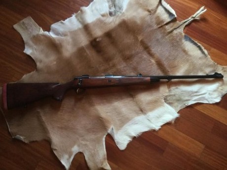 Vendo un rifle Sako L61R en el calibre 300 H&H. Customizado por maestro armero.

Precio 1.300 eu  00
