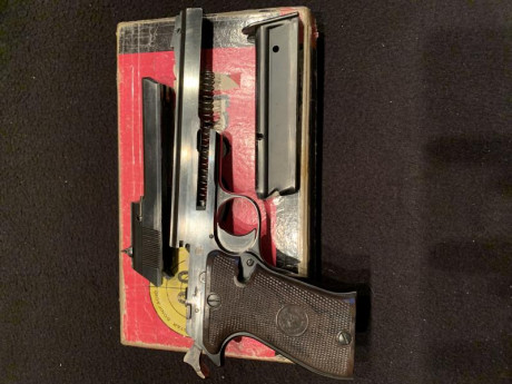 Se vende una clásica del siglo pasado con rendimientos en precisión de este. 
Esta pistola funciona con 12