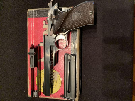 Se vende una clásica del siglo pasado con rendimientos en precisión de este. 
Esta pistola funciona con 11