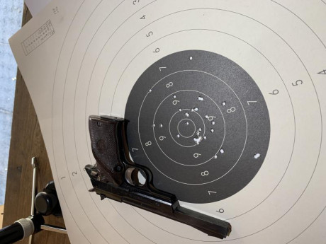 Se vende una clásica del siglo pasado con rendimientos en precisión de este. 
Esta pistola funciona con 10