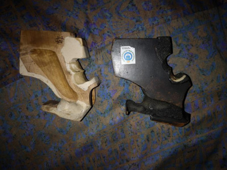 Pues eso se venden dos cachas están modificadas con pasta de madera para mi, me falta la primera falange 01