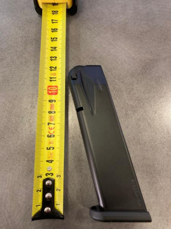 Vendo dos cargadores para la Sig Sauer P226 de la marca Mec-Gar, totalmente nuevos. Uno de ellos lo abrí 50