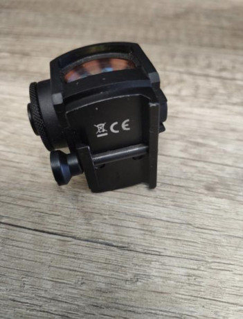 Punto rojo steiner MRS como nuevo. Enlace con características. 
https://www.steiner.de/de-de/es_ES/cat/productos-10986/shooting-10951/Sights-10917/Micro-Reflex-Sight-10927/
250€ 12