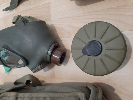 Buenas compañeros, vendo mascara antigas y cantimplora del ejército español de los años 80, la cantimplora 00