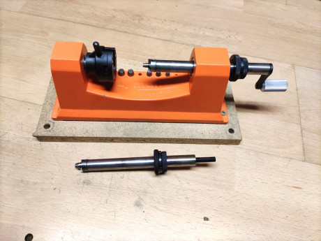 En venta Case Trimer Lyman con fresa de acero      90€ 

Adaptador para taladro con fresa de acero    01