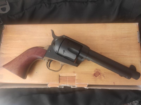 -Hola
pongo a la venta estos dos revolver, un Aldo Uberti Stallion 22LR (ESTRENADO) y un Pietta 45 LC 01