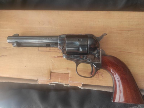 -Hola
pongo a la venta estos dos revolver, un Aldo Uberti Stallion 22LR (ESTRENADO) y un Pietta 45 LC 10