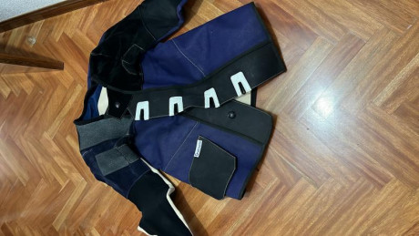 Se vende chaqueta marca Gehman a estrenar talla 54 para tiro de carabina o fusil. El precio es 60 euros 02