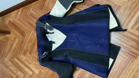 Se vende chaqueta marca Gehman a estrenar talla 54 para tiro de carabina o fusil. El precio es 60 euros 00