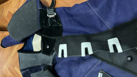 Se vende chaqueta marca Gehman a estrenar talla 54 para tiro de carabina o fusil. El precio es 60 euros 10