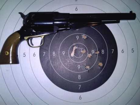 Hola amigos ! 
hoy me estrene por fin ;) jeje 
despues de 2 meses que tengo el revolver aqui ... por fin 20