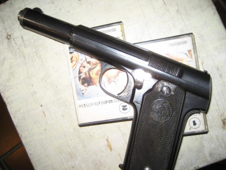 Vendo pistola ASTRA 400. Buen estado, mínimos defectos del arma que hago visibles de forma clara en las 20