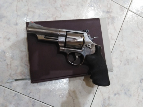 Saludos a la buena gente del foro, un compañero de tiro vende revólver Smith Wesson 44 magnum mod. 629 02