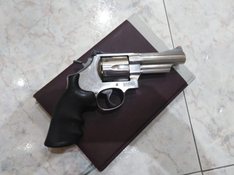 Saludos a la buena gente del foro, un compañero de tiro vende revólver Smith Wesson 44 magnum mod. 629 01