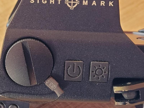 Vendo conjunto compuesto por carril picatinny para poner en bases appel y punto rojo sight mark usado 01