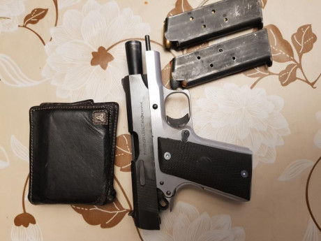  VENDIDA RETIRAR ANUNCIO   Se vende Pistola LLAMA Rebajada  Minimax 45" Bicolor,Compacta copia de 130