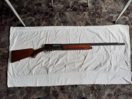 Vendo Browning Auto 5 calibre 12 en buen estado, cañón de 65 cm, maderas al aceite y polichoques exteriores 00