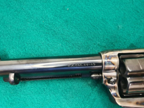 Colt Cattleman  5 1/2 

Tiene los certificado AER

550 €  el arma se puede ver y probar en Madrid.

Portes, 01