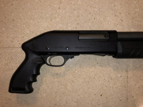 Se vende una escopeta ultra compacta de marca FABARM, modelo MARTIAL ULTRASHORT.
Calibre 12, Largo de 10