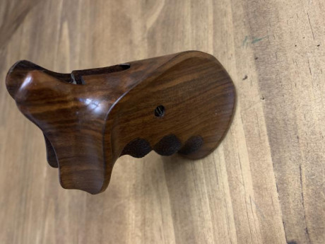 Hola, vendo cachas para revólver Smith Wesson armazón N, son muy buenas y bonitas, la marca, la mejor, 12