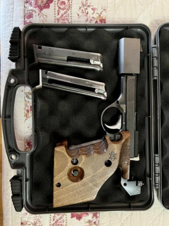 Vendo magnífica arma de precision en 22,  de las que no se encasquillan, con cacha Morini talla M sin 01