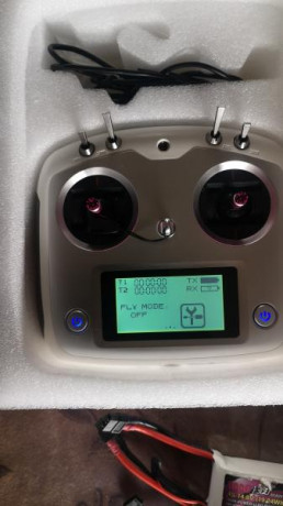 Hola foreros, tengo este dron fpv free stile completo, que incluye el dron, 3 baterías nuevas a estrenar 01