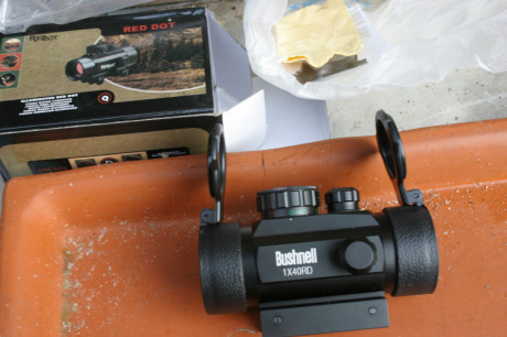 Vendo punto rojo Bushnell 1x40RD. 
Poco uso. 
Para carril weaver-picatiny.
Tapas en las dos lentes.
Precio: 01