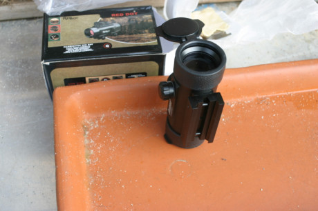 Vendo punto rojo Bushnell 1x40RD. 
Poco uso. 
Para carril weaver-picatiny.
Tapas en las dos lentes.
Precio: 00