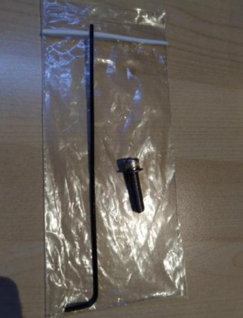 Alguien tiene por ahí para venderme el tornillo que sujeta la empuñadura de los AR 15 y que limita el 00