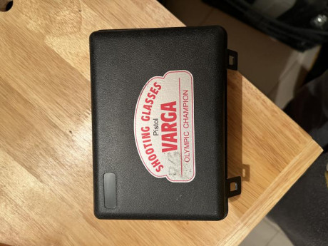 Gafas de Tiro Varga , 120 euros, están en Asturias. 00