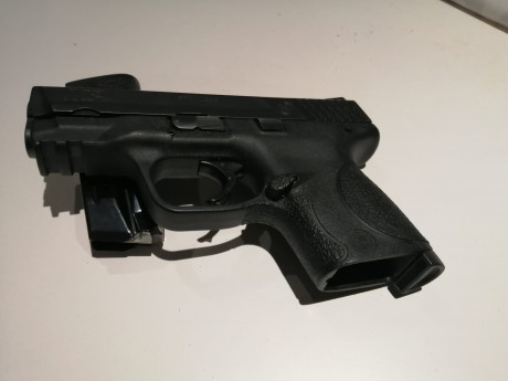 Vendo pistola smith and wesson mp9 compact 9mm PB, con un cargador de 11 cartuchos de capacidad practicamente 00